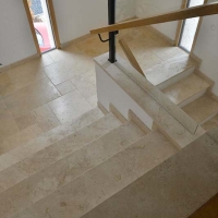 Fliesen römischer Verband aus Travertin (Troja) Flur