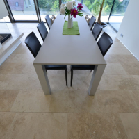 Bodenplatten (in Bahnen) aus Travertin (Troja) hell innen