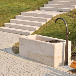 Steinbrunnen-Travertin-Troja-hell