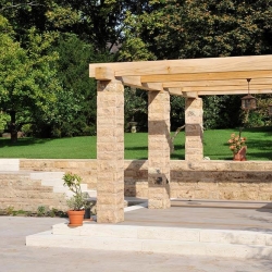 Bodenplatten-in-Bahnen-aus-Travertin-Troja-(2)