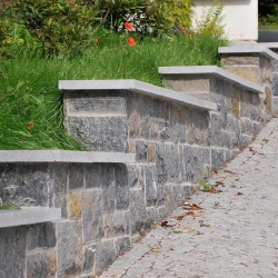 Pfeiler-und-Abdeckplatte-Muschelkalk-Memphis-(1)