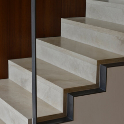 Treppenaufgang aus Travertin (Troja) hell