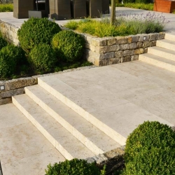 Blockstufen aus Naturstein Slider