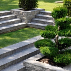 Blockstufen aus Muschelkalk (Memphis) hell außen