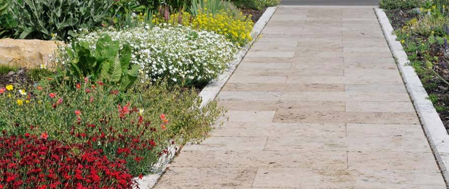 Gartenplatten aus Naturstein verlegen