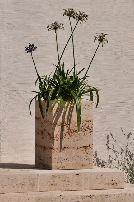 Blumenkübel aus hellem Naturstein