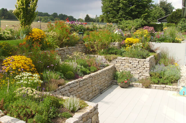 Garten mit Natursteinmauern