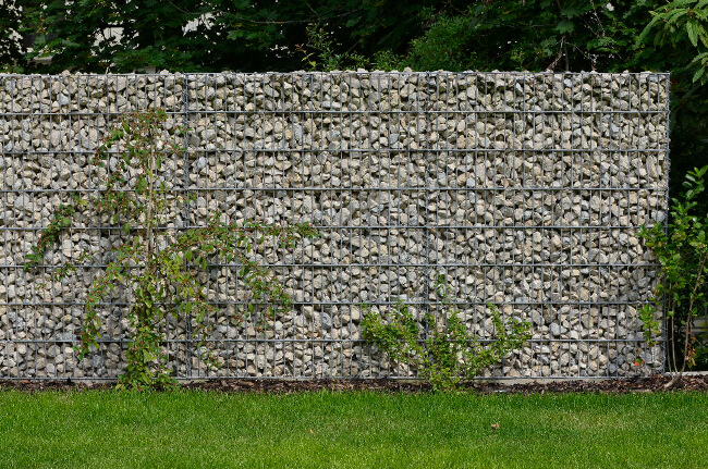Mauer aus kleinen Steinen