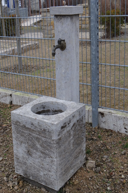 Natursteinbrunnen in der TRACO-Ausstellung