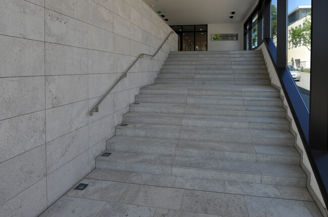 Treppe mit Blockstufen aus Muschelkalk