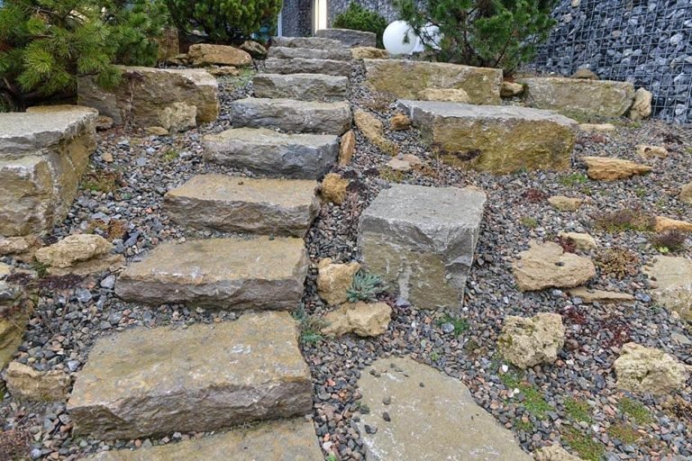 Findlinge, Felsen, Ziersteine & Feldsteine im Garten 8 Ideen