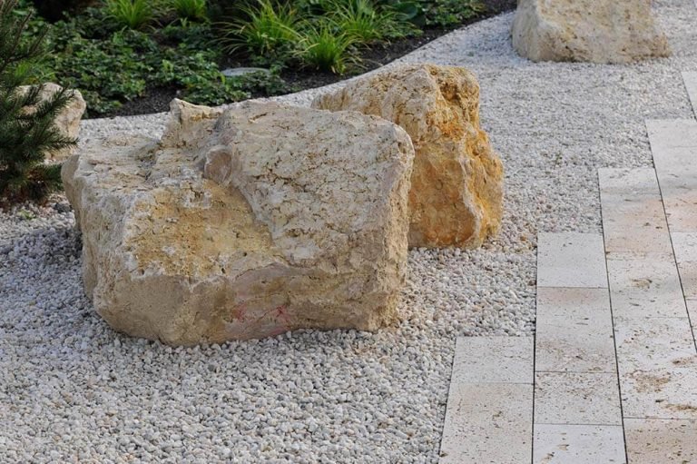 Findlinge, Felsen, Ziersteine & Feldsteine im Garten 8 Ideen