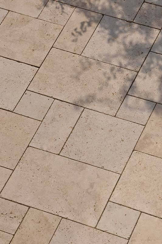 Terrassenplatten im Römischen Verband aus Travertin (Troja) hell