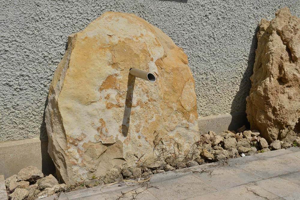 Außenwandbrunnen aus Sandstein (Luxor)