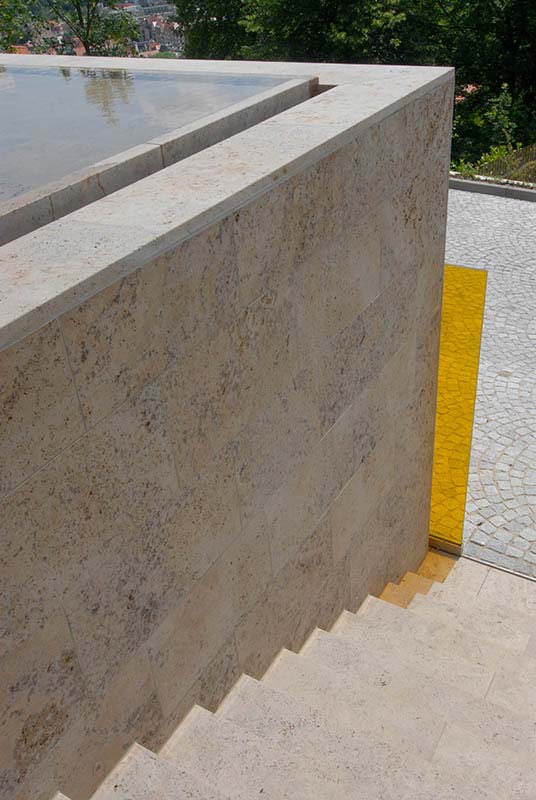 Wandverkleidung aus Travertin (Troja) Treppe