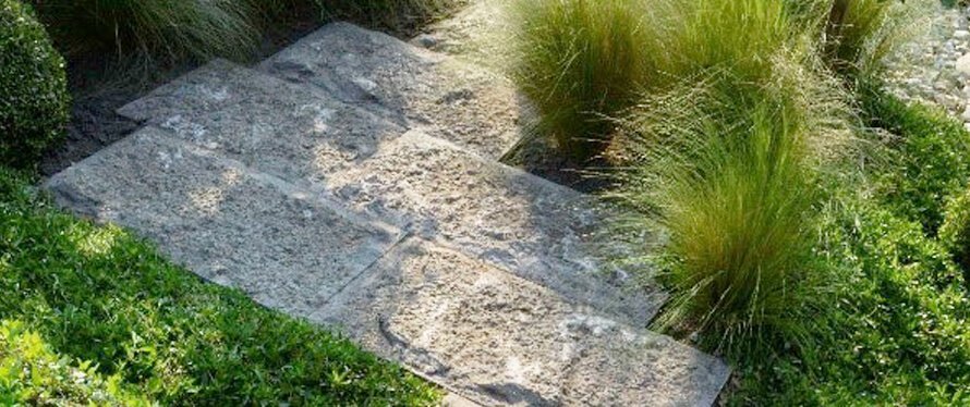 Gartenplatten aus Naturstein selber verlegen