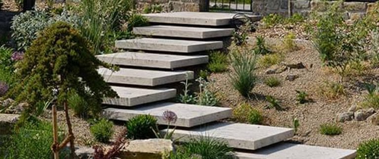 Gehwegplatten richtig verlegen Anleitung auf Splitt/Erde & Beton
