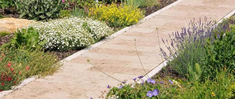 Gehwegplatten richtig verlegen Anleitung auf Splitt/Erde & Beton