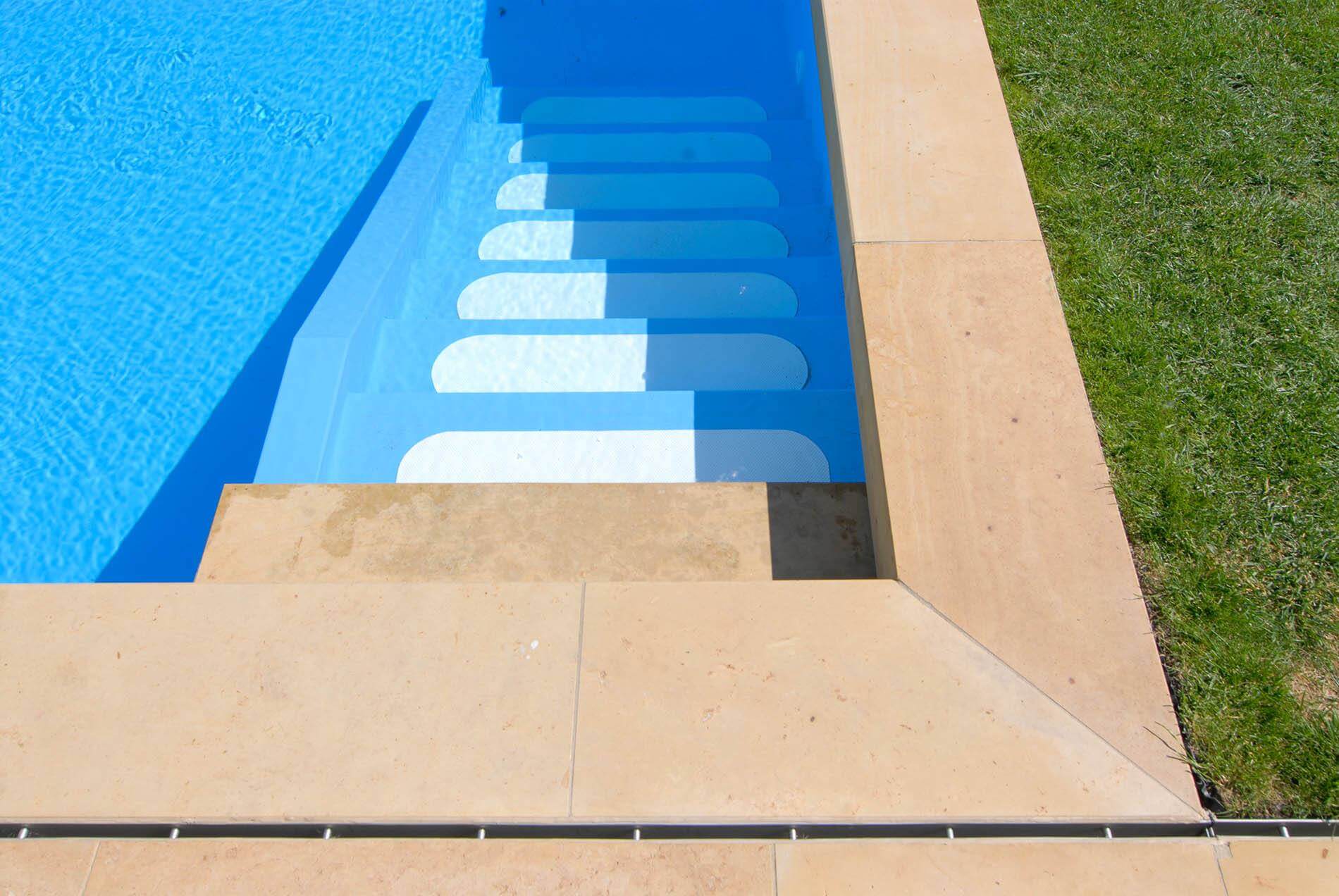 Poolgestaltung mit Pooltreppe und Natursteinumrandung