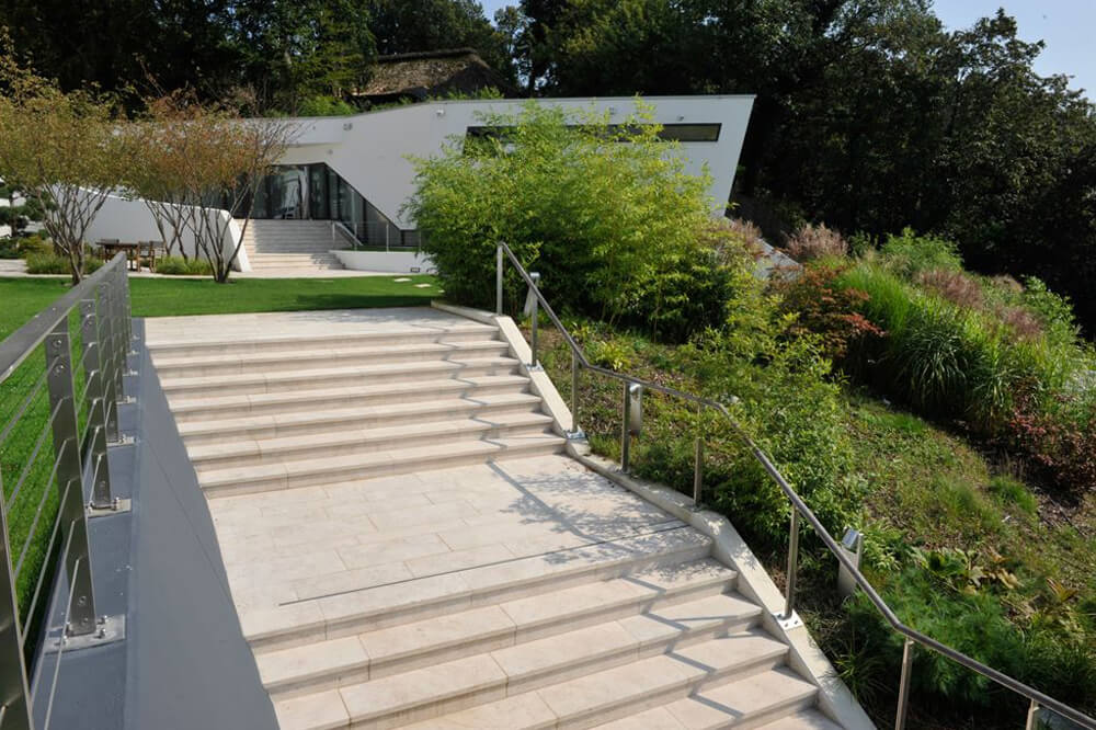 Hanggarten mit Treppe