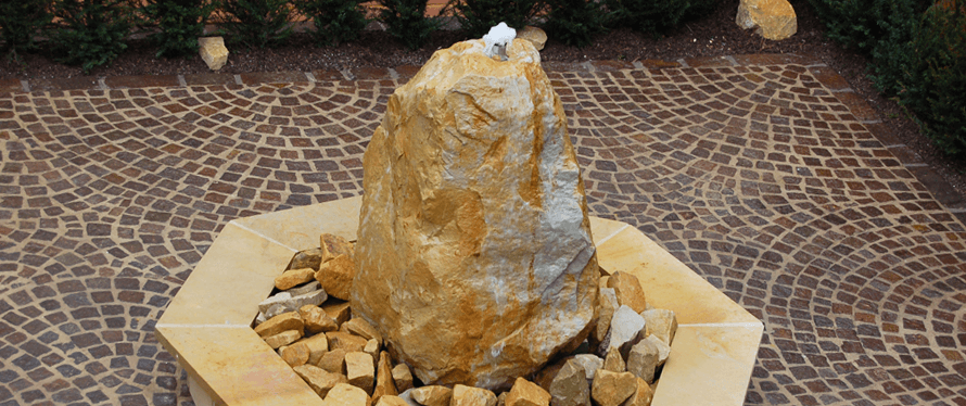 Findling als Natursteinbrunnen