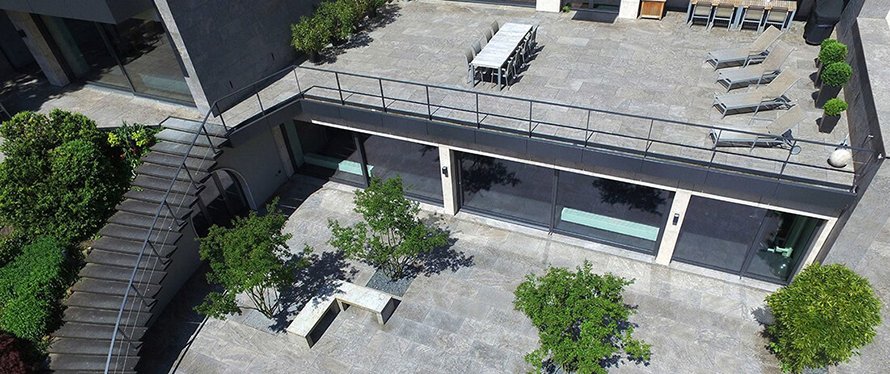 Schlichte Gestaltung einer Dachterrasse mit Dolomit