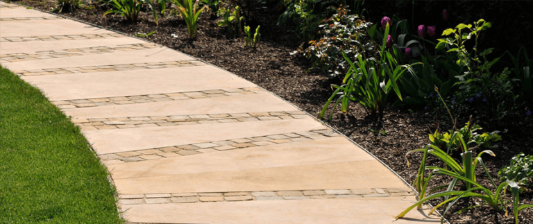 Gartenweg günstig anlegen & pflastern (ohne Randsteine, auf Kies)