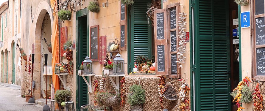 Eine Terrasse im mediterranen Stil vermittelt das Gefühl der südlichen Länder. 