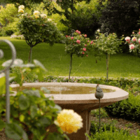 Natursteinbrunnen im Garten