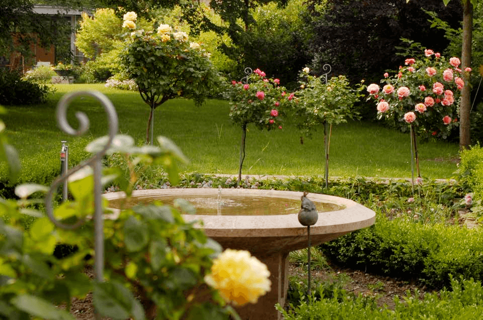 Natursteinbrunnen im Garten