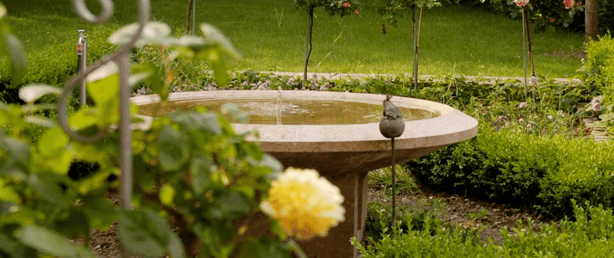 Natursteinbrunnen im Garten