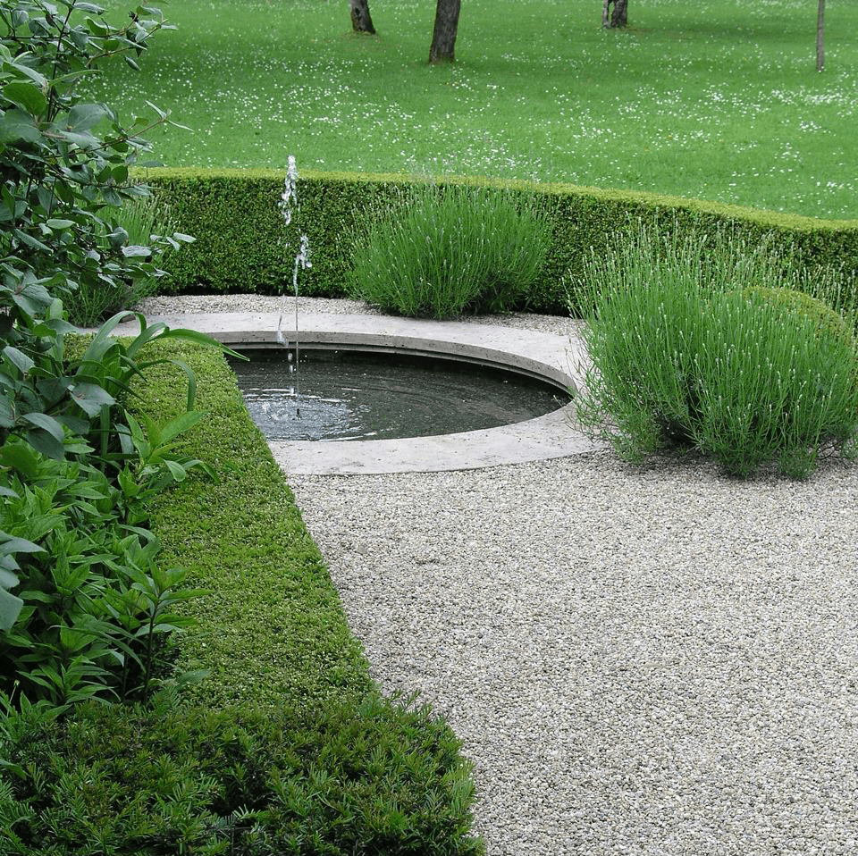 Springbrunnen mit Travertin-Umrandung