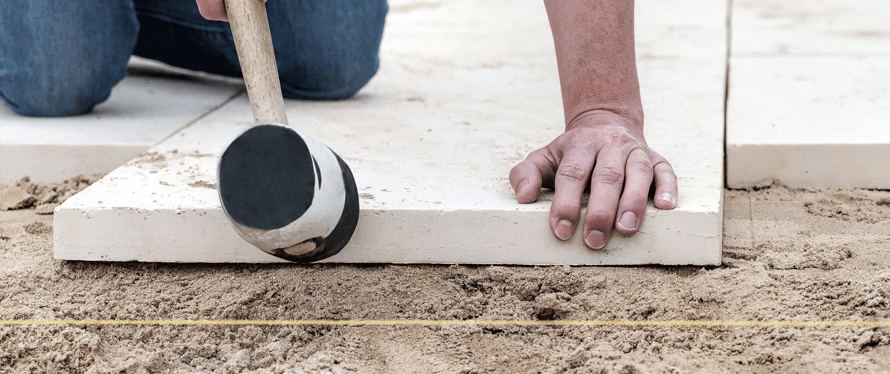 Travertinplatten ins Splitbett klopfen