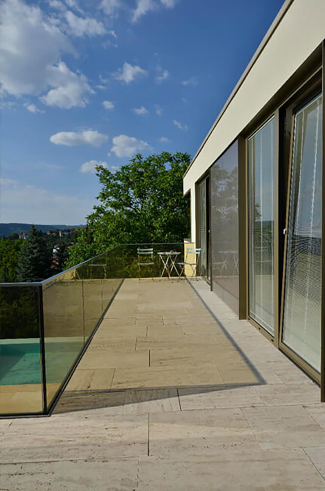 Terrasse aus Naturstein Travertin Troja hell