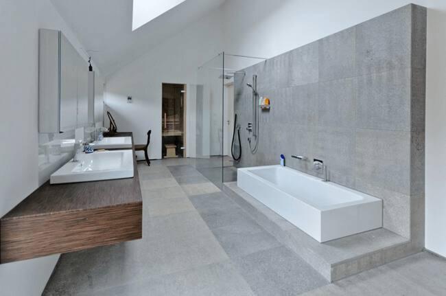 Kombination aus Steinfußboden und Wandverkleidung im Badezimmer