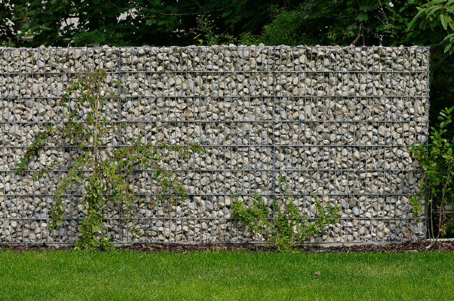 Mauer aus kleinen Steinen