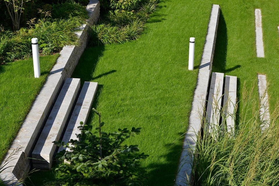 Mehrere Natursteinmauern zur Strukturierung von Hängen