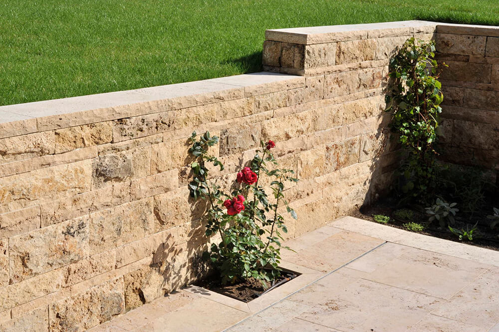 Natursteinmauer als Abgrenzung zwischen Hang und Terrasse