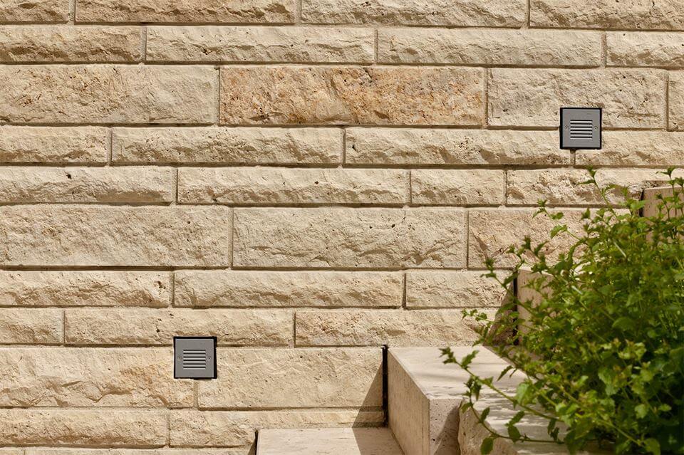 Natursteinmauer als Sichtschutz neben einer Treppe
