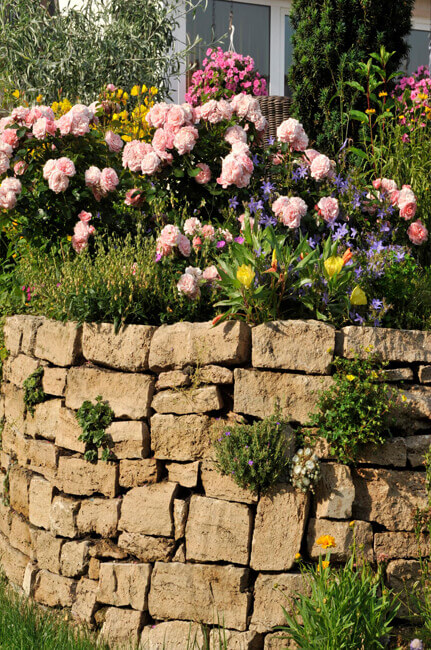 Natursteinmauer im Garten