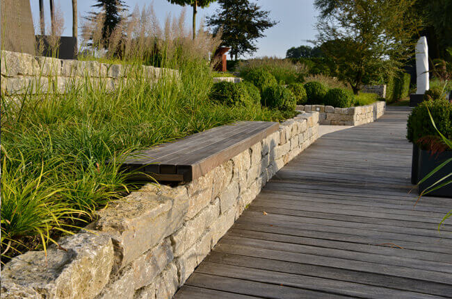 Natursteinmauer mit Sitzbänken