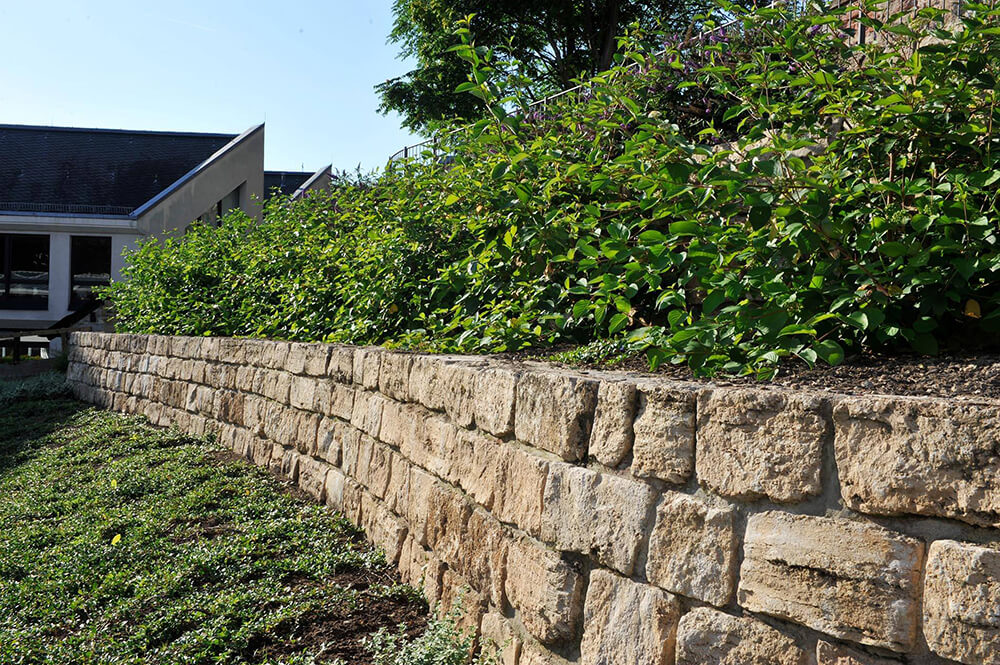 Natursteinmauer zum Abstützen von Hecken