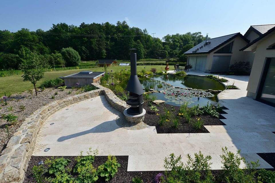 Natursteinmauer zur Abgrenzung von Terrasse und Garten