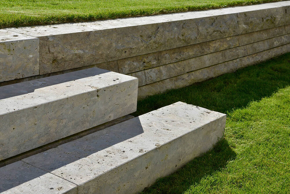 Natursteinmauer zur Abstützung von Hängen