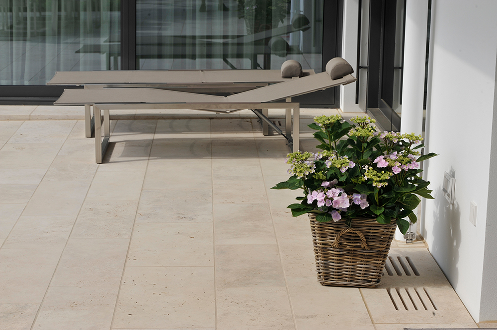 Natursteinplatten in Troja hell für die Terrasse