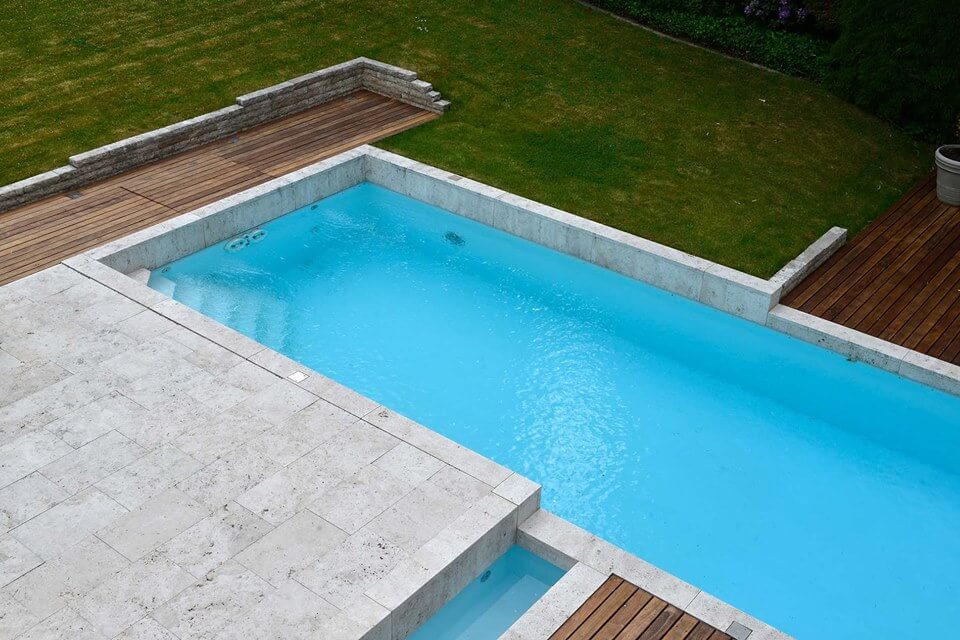 Pool mit Terrasse aus Natursteinplatten