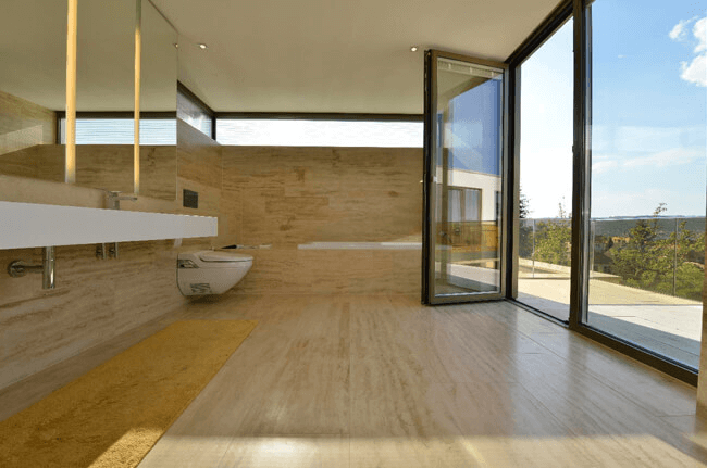 Steinfußboden im Badezimmer mit Terrasse