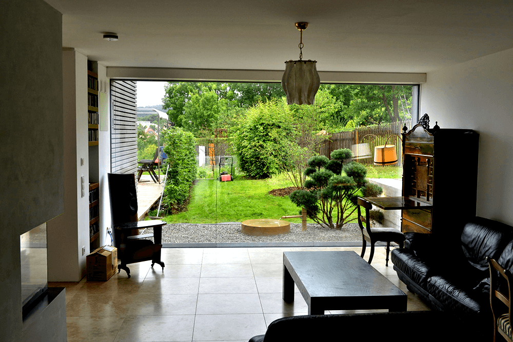 Steinfußboden im Quadratverband im Wohnzimmer