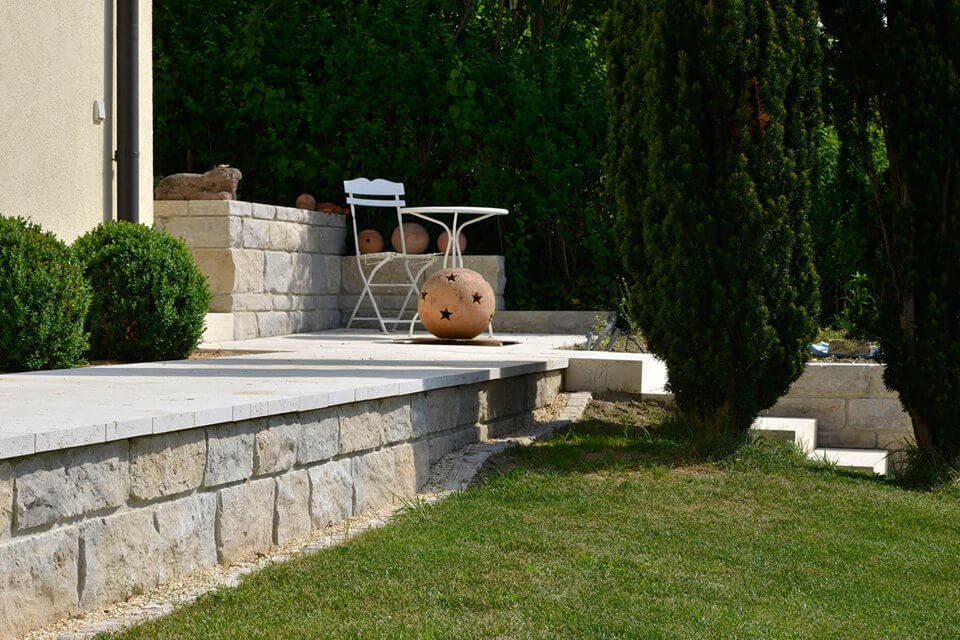 Steintreppe als Zugang zur Terrasse