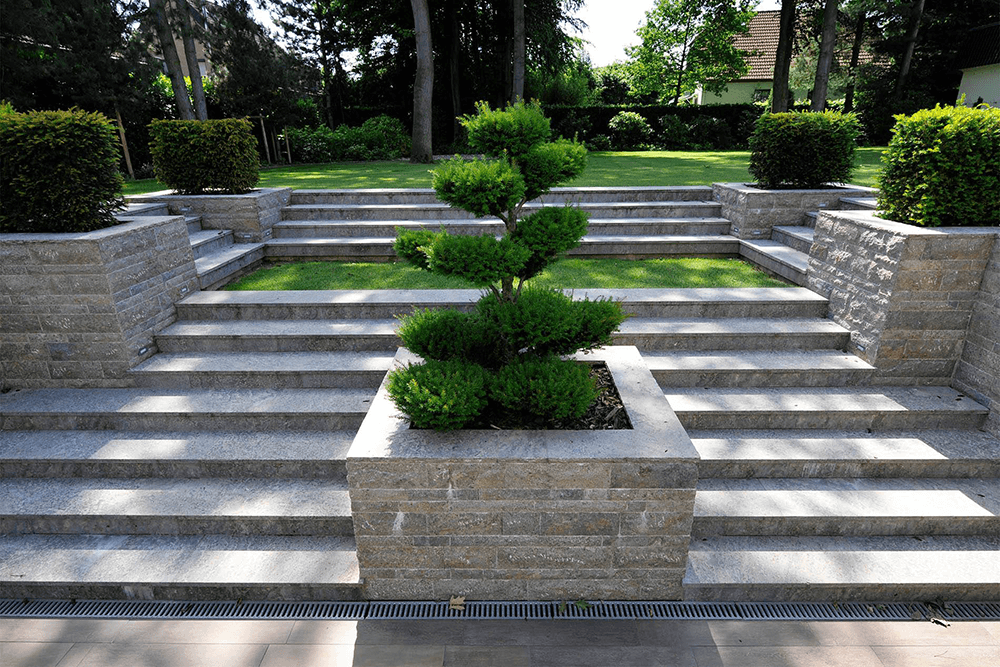 Steintreppe mit Bepflanzung